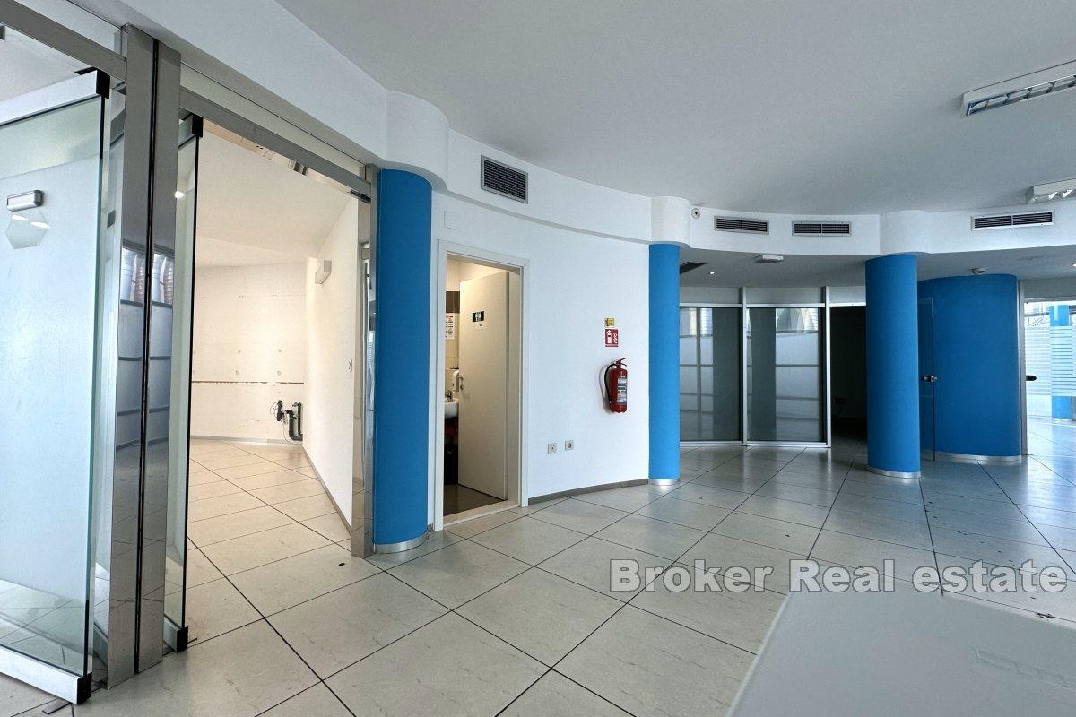 Spazioso e moderno spazio ufficio