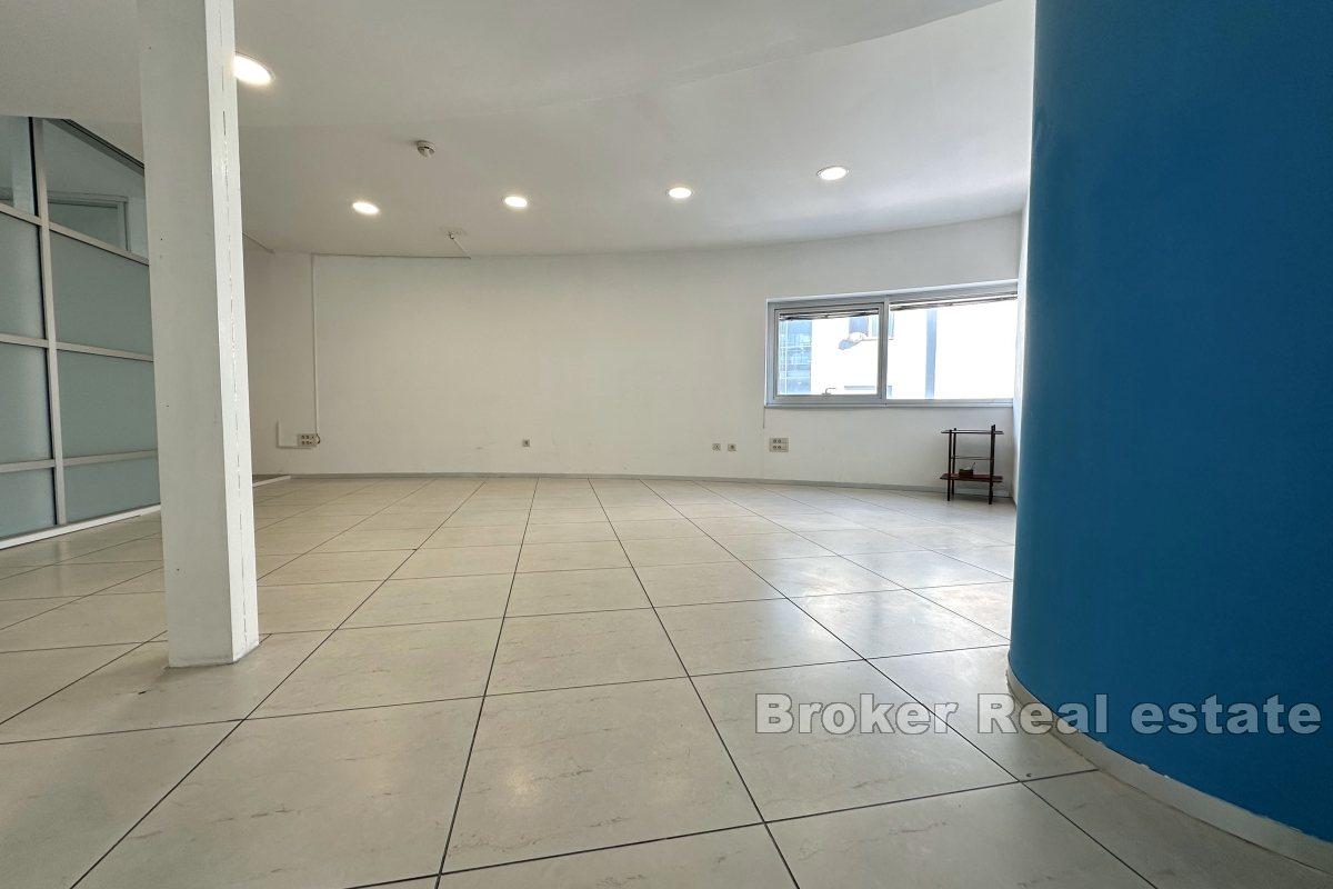 Spazioso e moderno spazio ufficio