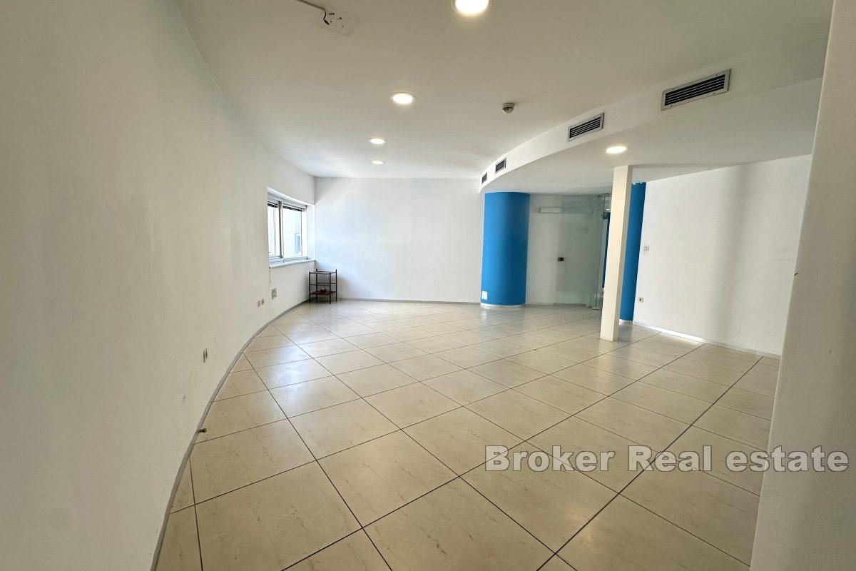 Spazioso e moderno spazio ufficio