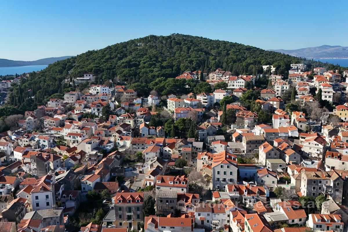 Prostrani dvoetažni stan s terasom i okućnicom