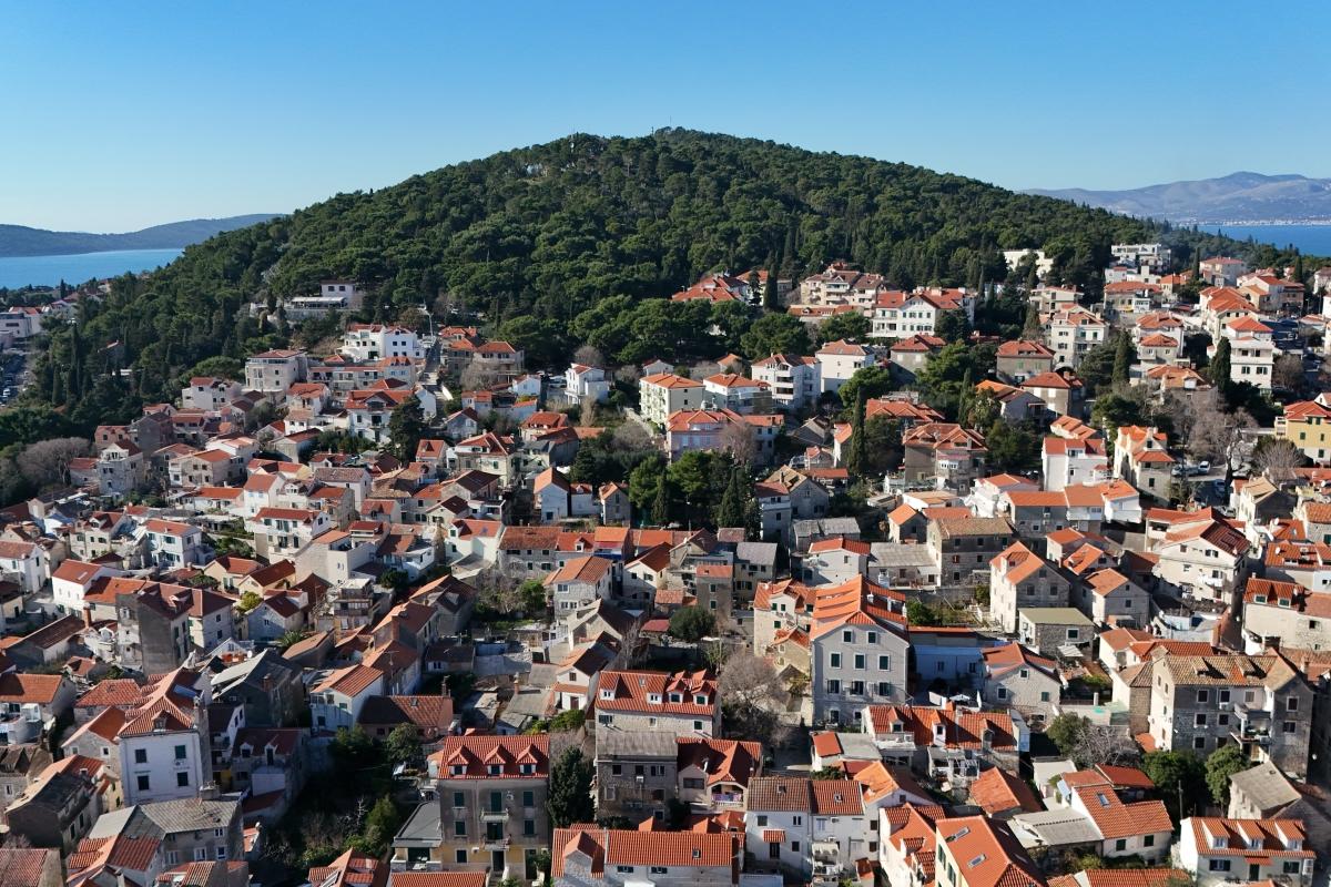 Prostrani dvoetažni stan s terasom i okućnicom