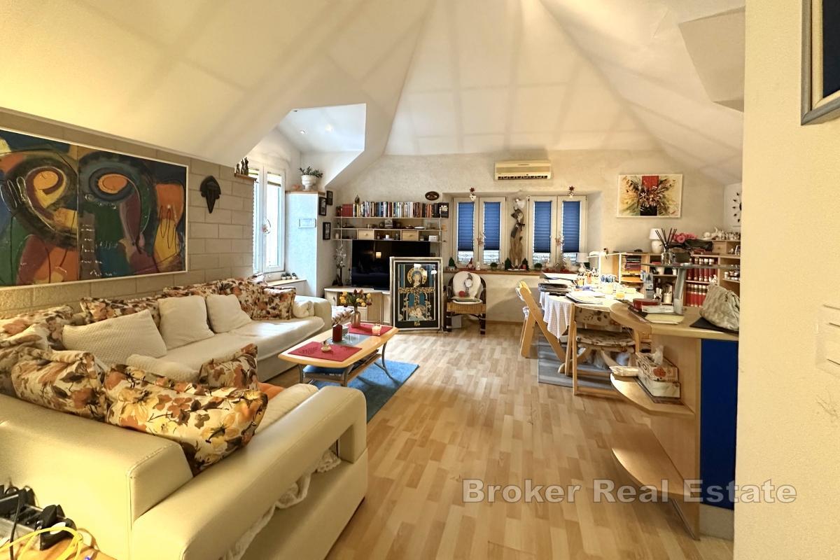 Spazioso appartamento duplex con terrazza e cortile