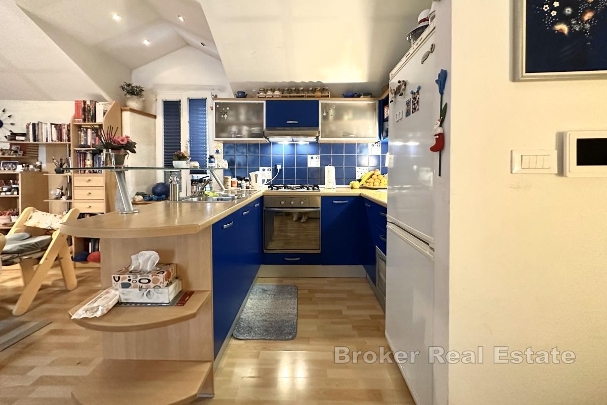 Prostrani dvoetažni stan s terasom i okućnicom