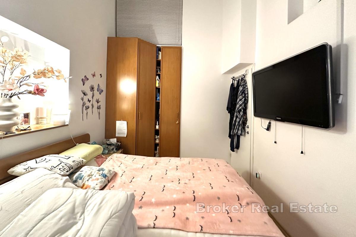 Prostrani dvoetažni stan s terasom i okućnicom