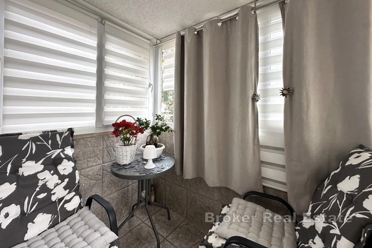 Prostrani dvoetažni stan s terasom i okućnicom