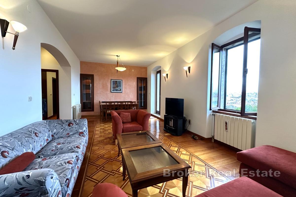 Eksklusiv leilighet i sentrum med hage og garasje