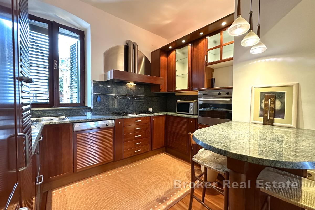 Eksklusiv leilighet i sentrum med hage og garasje