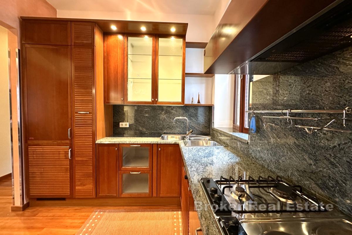 Eksklusiv leilighet i sentrum med hage og garasje