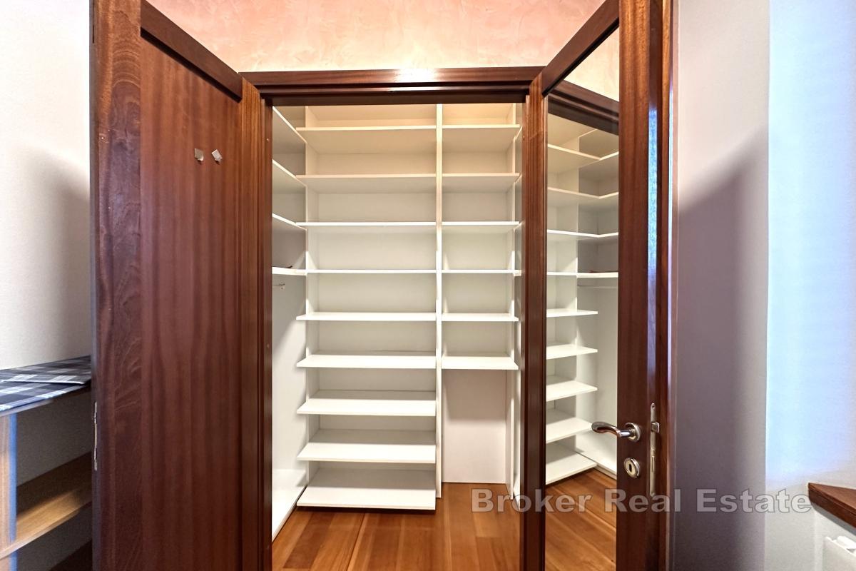 Eksklusiv leilighet i sentrum med hage og garasje