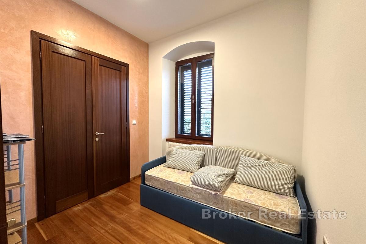 Eksklusiv leilighet i sentrum med hage og garasje