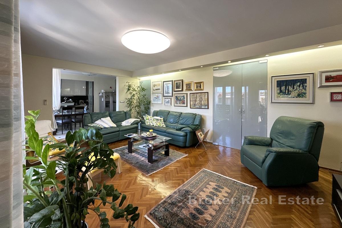 Un appartement ensoleillé de trois pièces situé dans un endroit très recherché