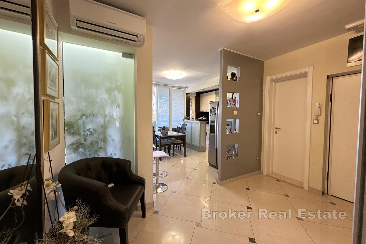 Un appartement ensoleillé de trois pièces situé dans un endroit très recherché