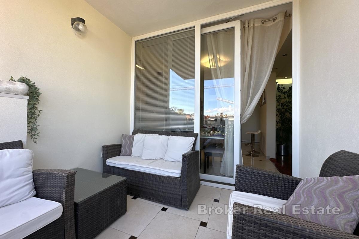 Un appartement ensoleillé de trois pièces situé dans un endroit très recherché
