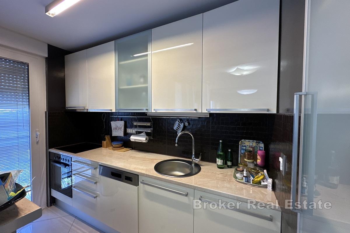 Un appartement ensoleillé de trois pièces situé dans un endroit très recherché