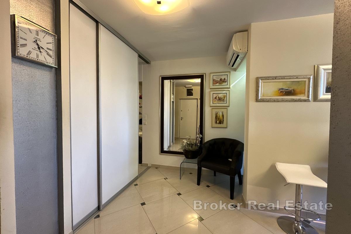 Un appartement ensoleillé de trois pièces situé dans un endroit très recherché