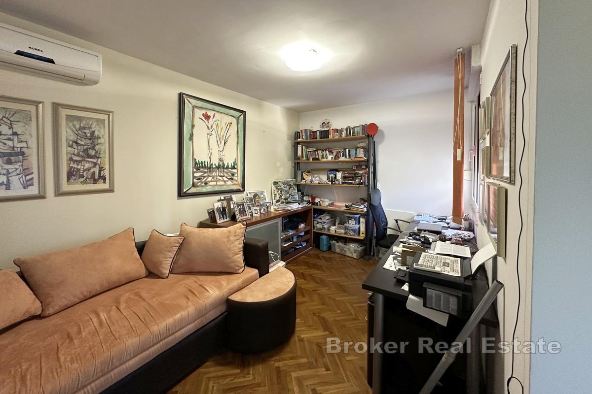 Un appartement ensoleillé de trois pièces situé dans un endroit très recherché