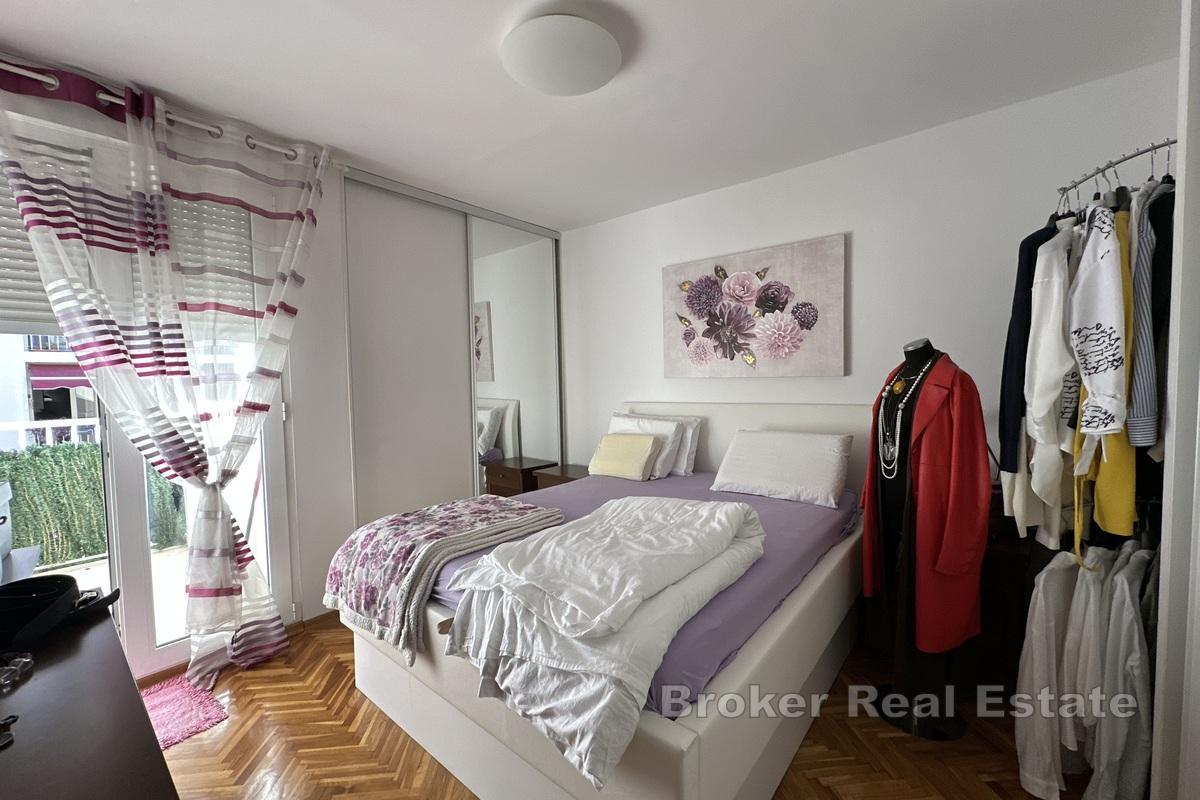 Un appartement ensoleillé de trois pièces situé dans un endroit très recherché