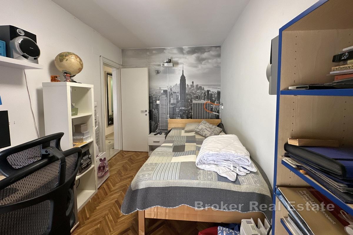 Un appartement ensoleillé de trois pièces situé dans un endroit très recherché