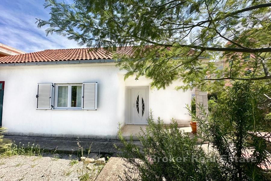 Maison avec cour et garage dans un emplacement privilégié à Okrug Gornji