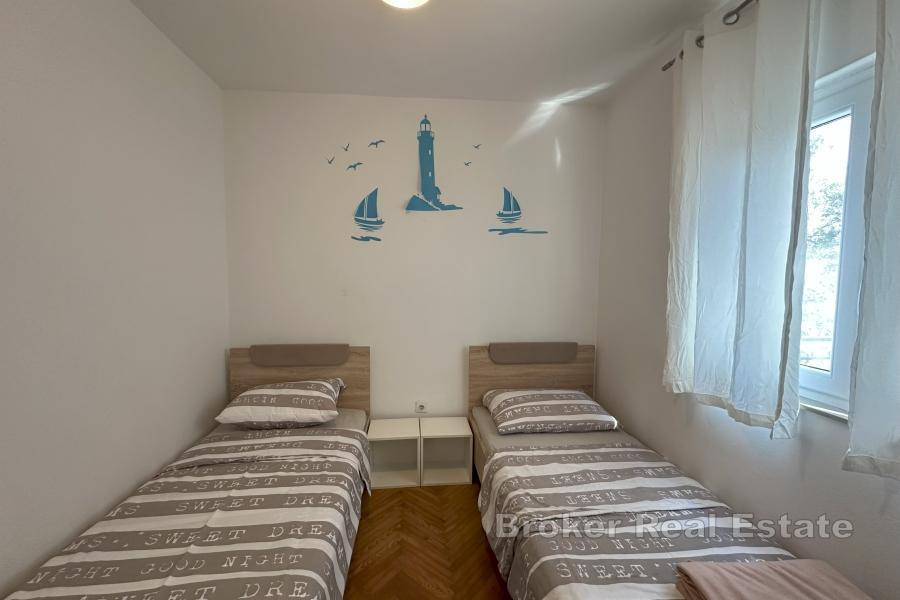 Maison avec cour et garage dans un emplacement privilégié à Okrug Gornji