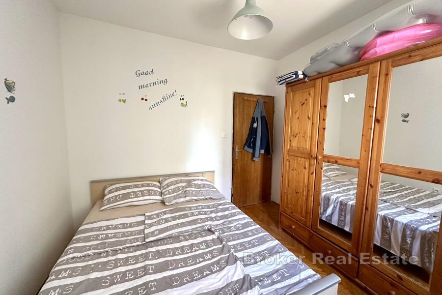 Maison avec cour et garage dans un emplacement privilégié à Okrug Gornji