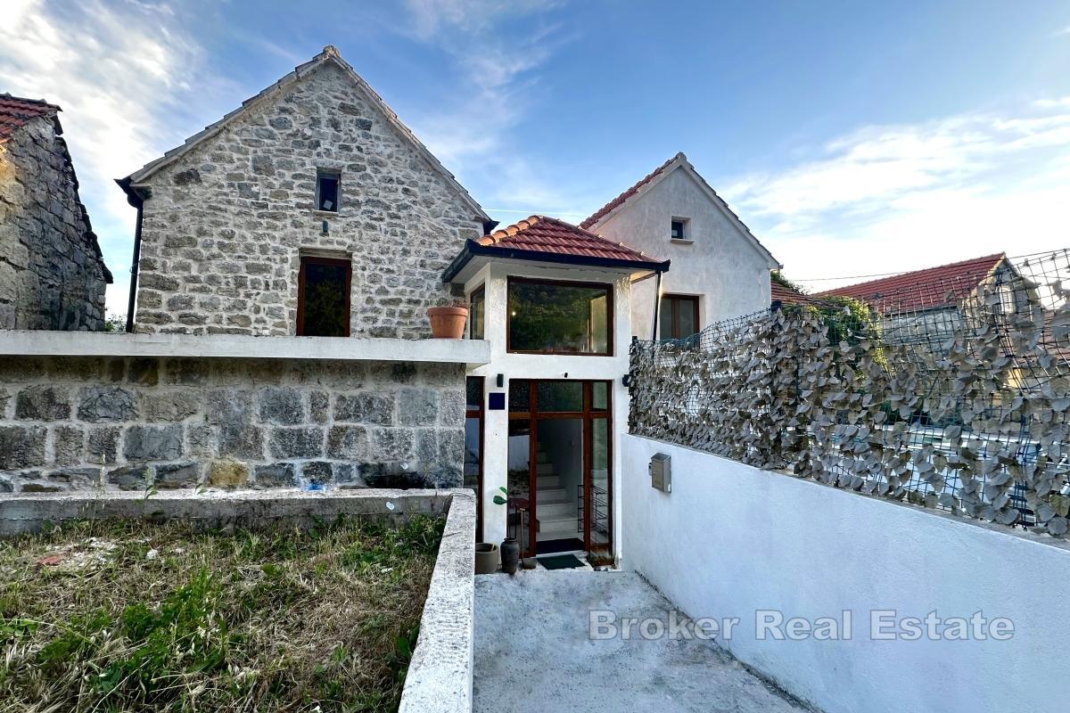 Steinhus i rolig beliggenhet