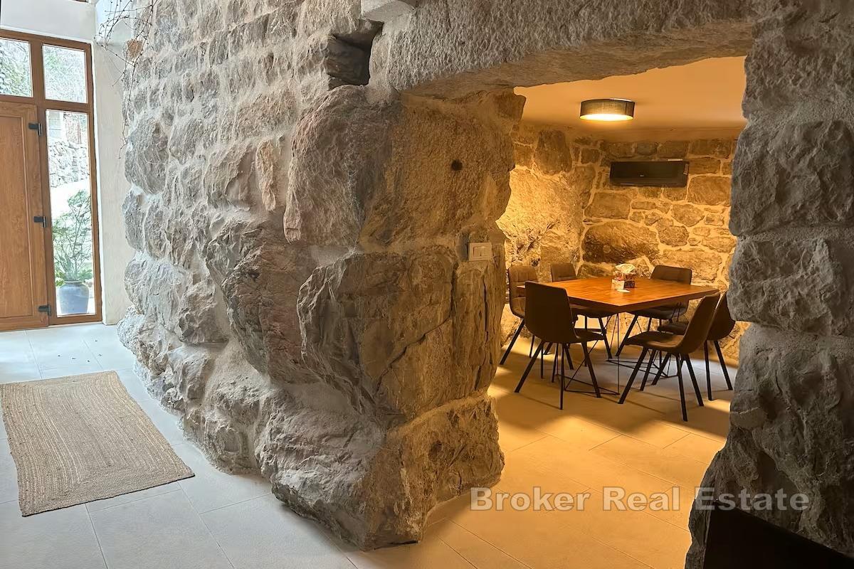 Steinhus i rolig beliggenhet