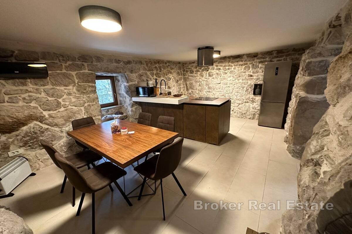 Steinhus i rolig beliggenhet