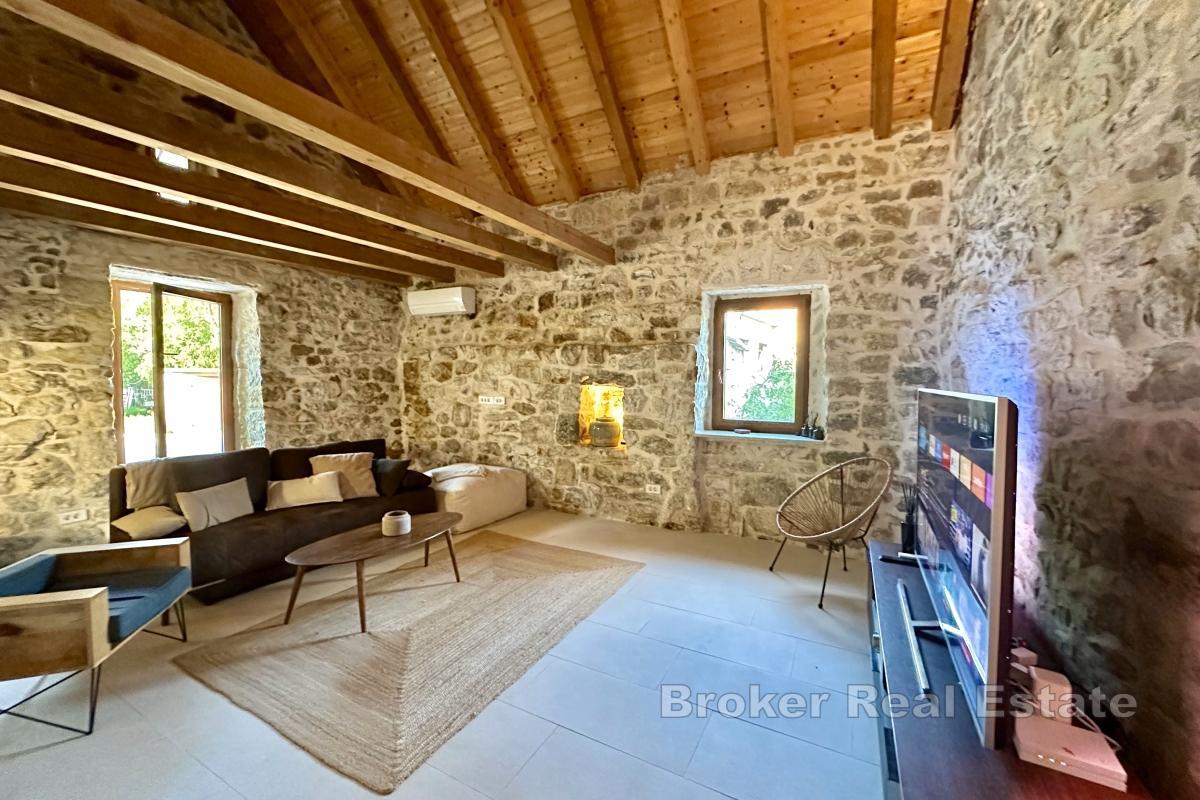 Steinhus i rolig beliggenhet