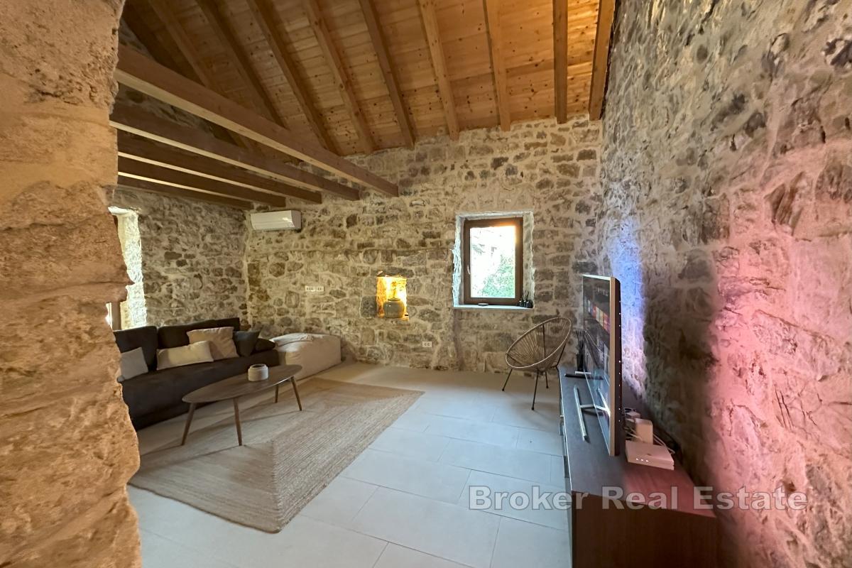 Steinhus i rolig beliggenhet