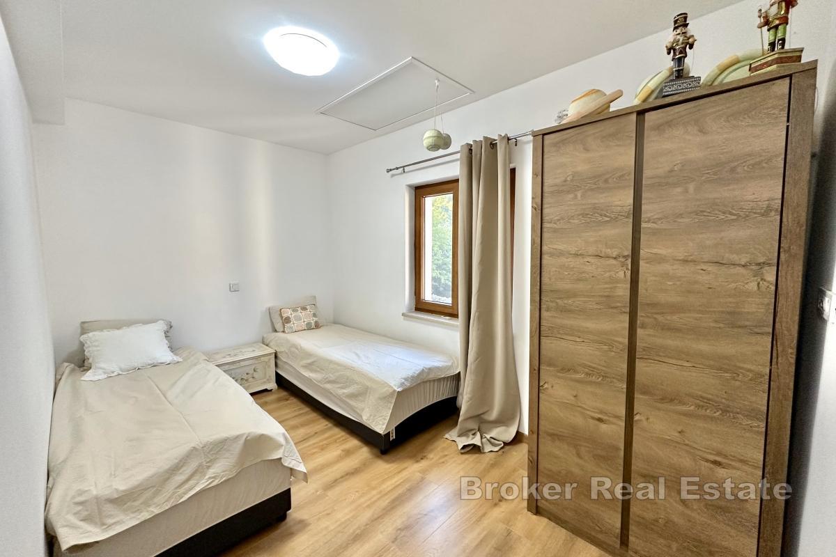 Steinhus i rolig beliggenhet