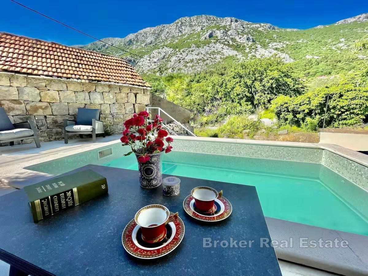 Steinhus i rolig beliggenhet