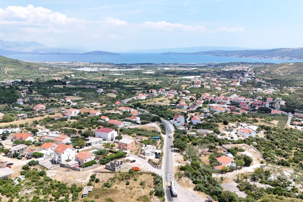 Građevinsko zemljište u mirnom okruženju s pogledom na more