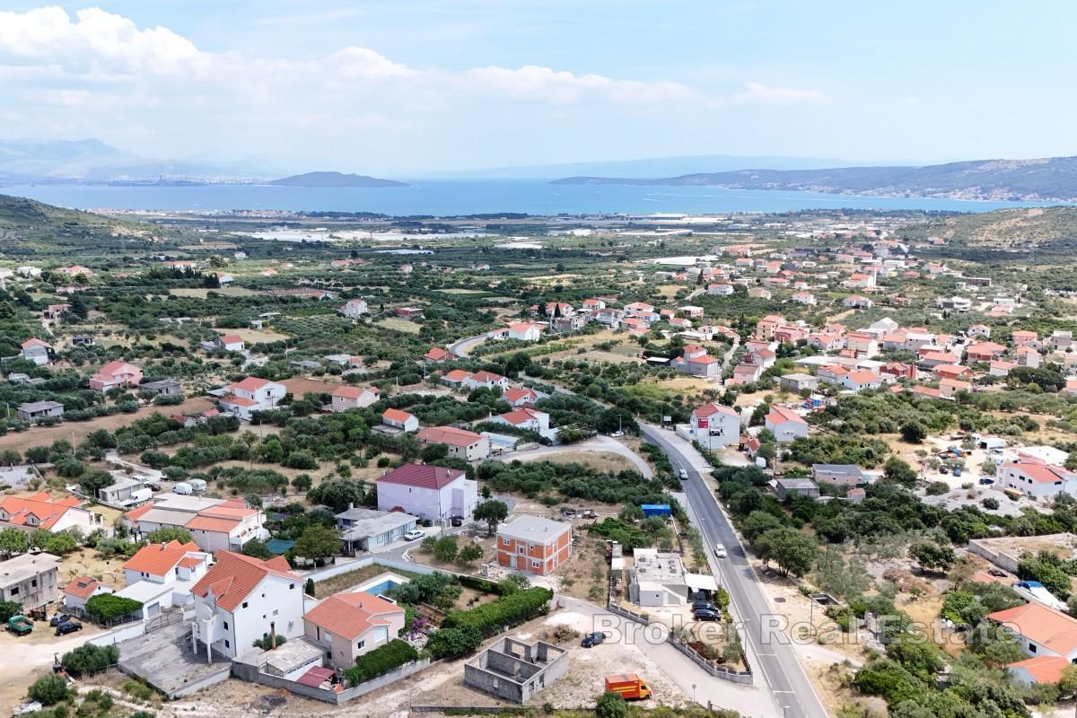 Građevinsko zemljište u mirnom okruženju s pogledom na more