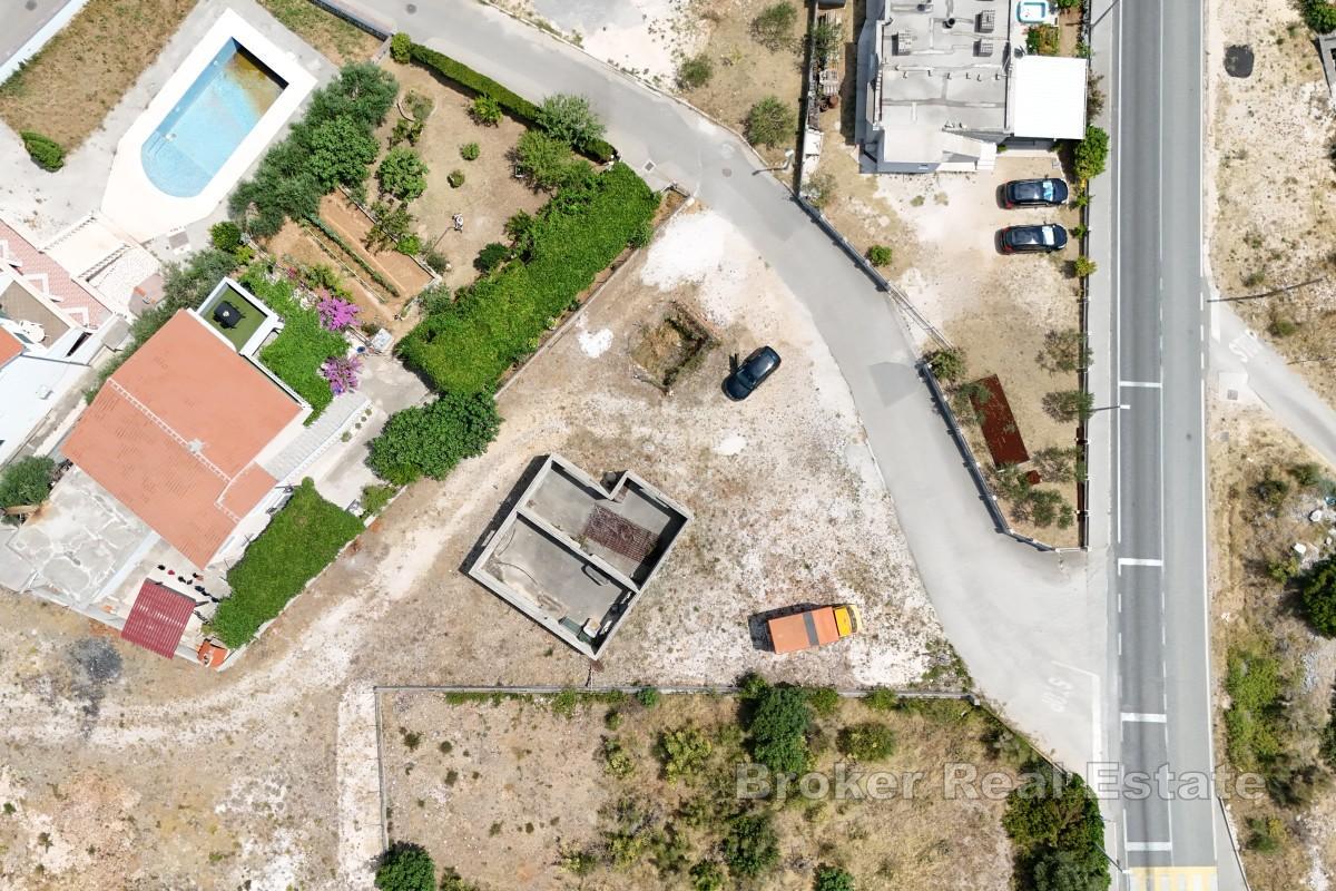 Građevinsko zemljište u mirnom okruženju s pogledom na more