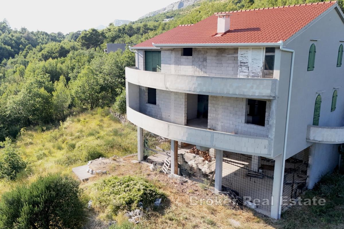 Dom w budowie z dużym ogrodem