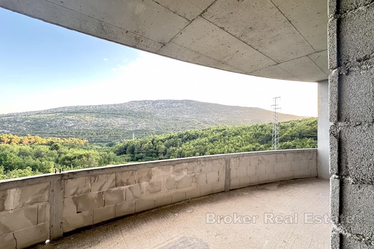 Dom w budowie z dużym ogrodem