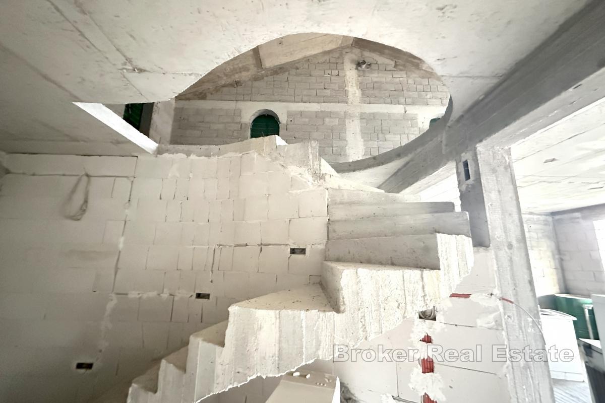 Dom w budowie z dużym ogrodem