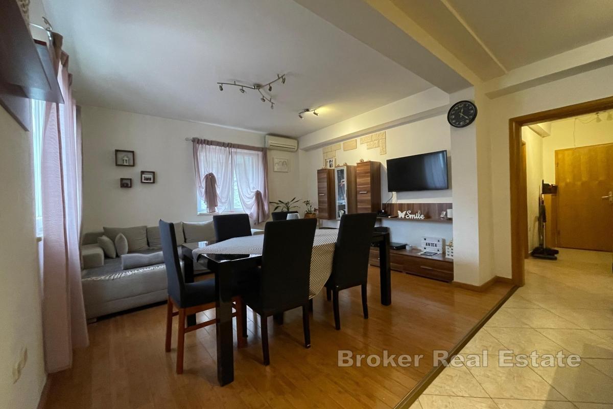 En komfortabel treroms leilighet med garasje og hage midt i sentrum av Kambelovac