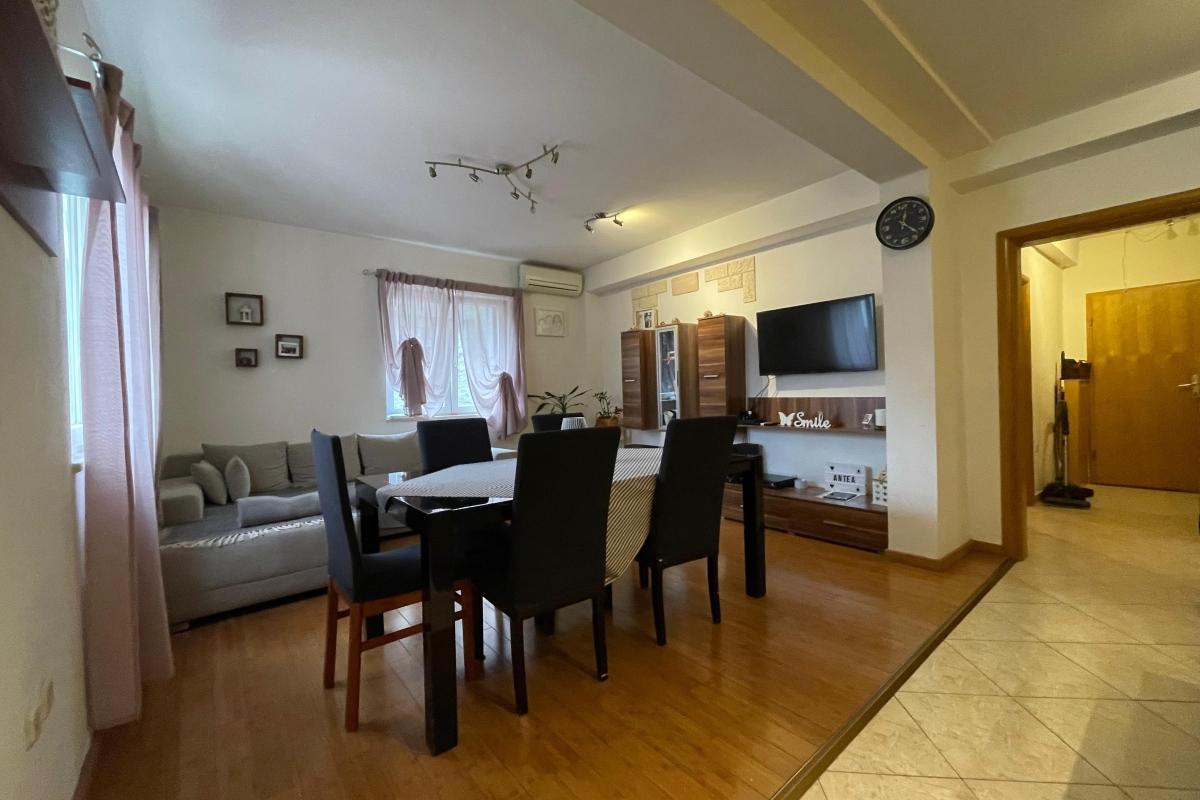 En komfortabel treroms leilighet med garasje og hage midt i sentrum av Kambelovac