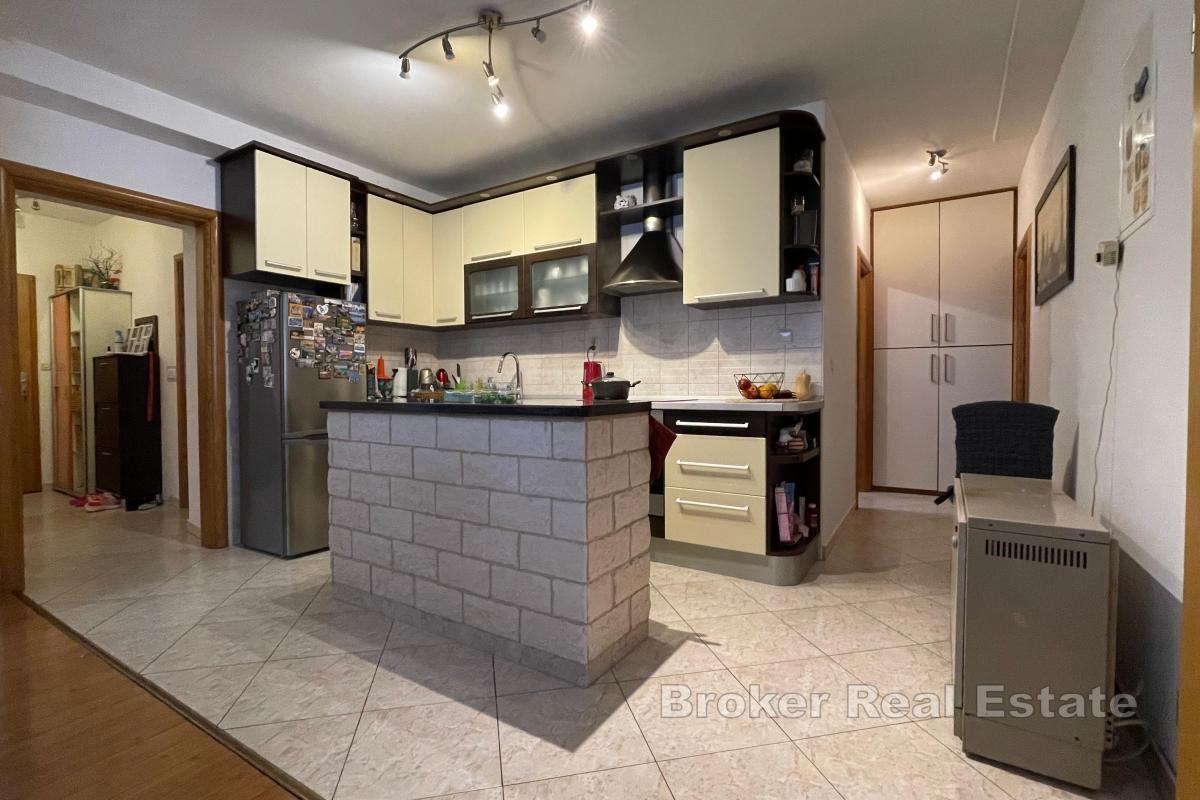 En komfortabel treroms leilighet med garasje og hage midt i sentrum av Kambelovac