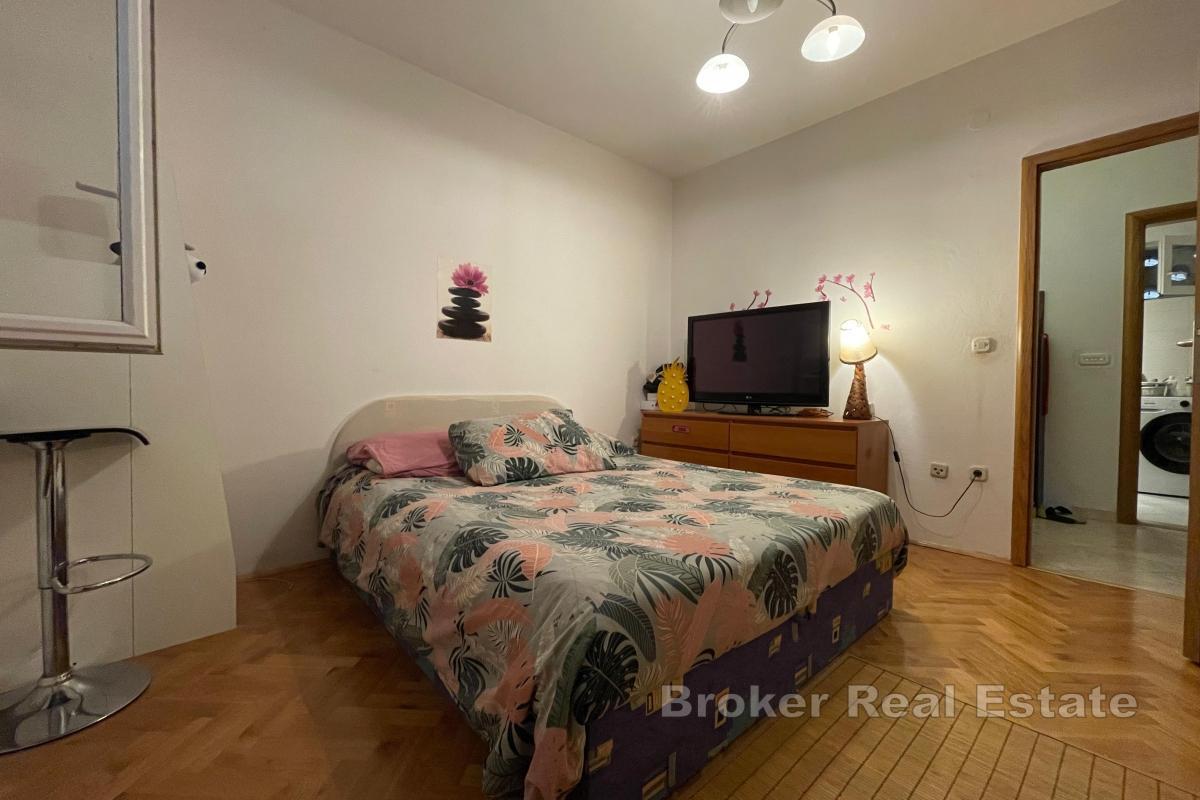 En komfortabel treroms leilighet med garasje og hage midt i sentrum av Kambelovac