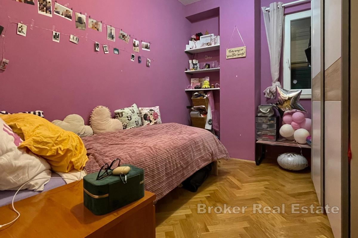 En komfortabel treroms leilighet med garasje og hage midt i sentrum av Kambelovac