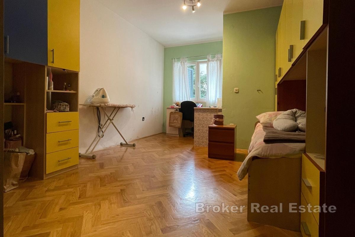 En komfortabel treroms leilighet med garasje og hage midt i sentrum av Kambelovac