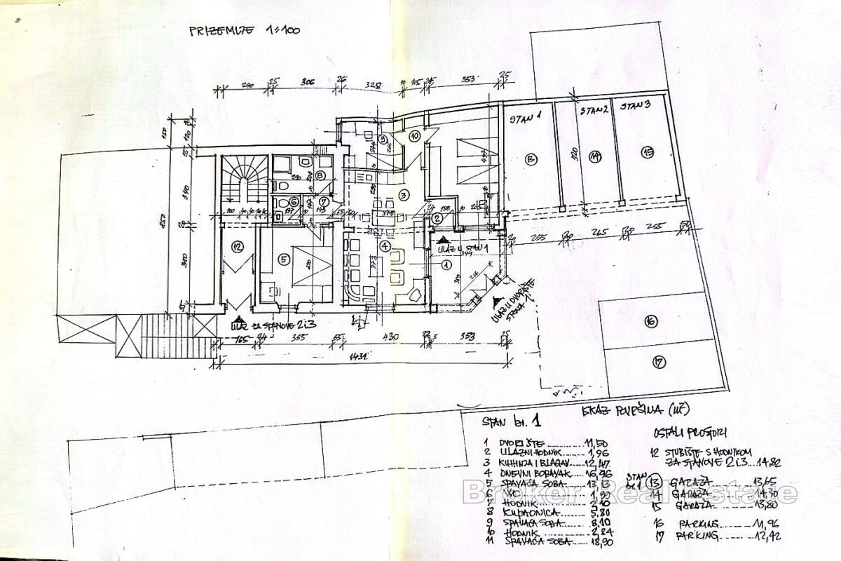 En komfortabel treroms leilighet med garasje og hage midt i sentrum av Kambelovac