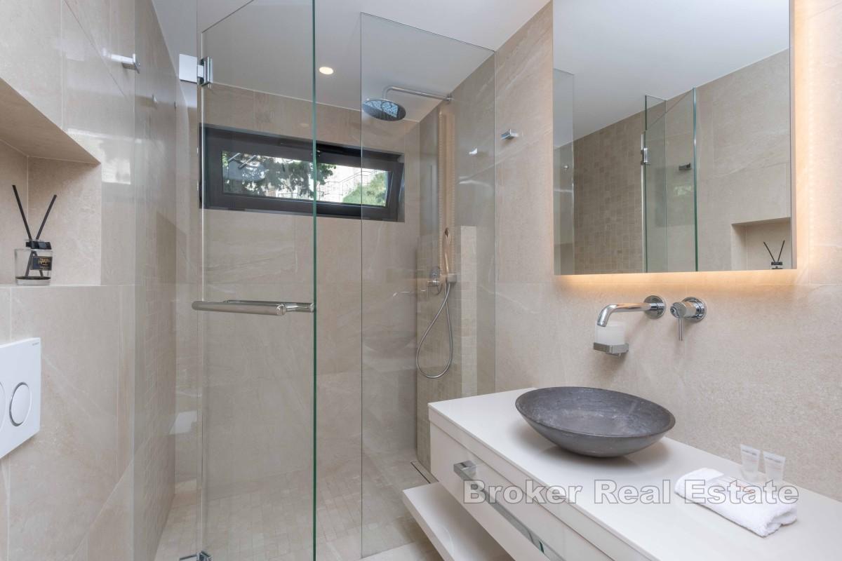 Luftig leilighet med to soverom, to terrasser og garasje i en prestisjefylt beliggenhet