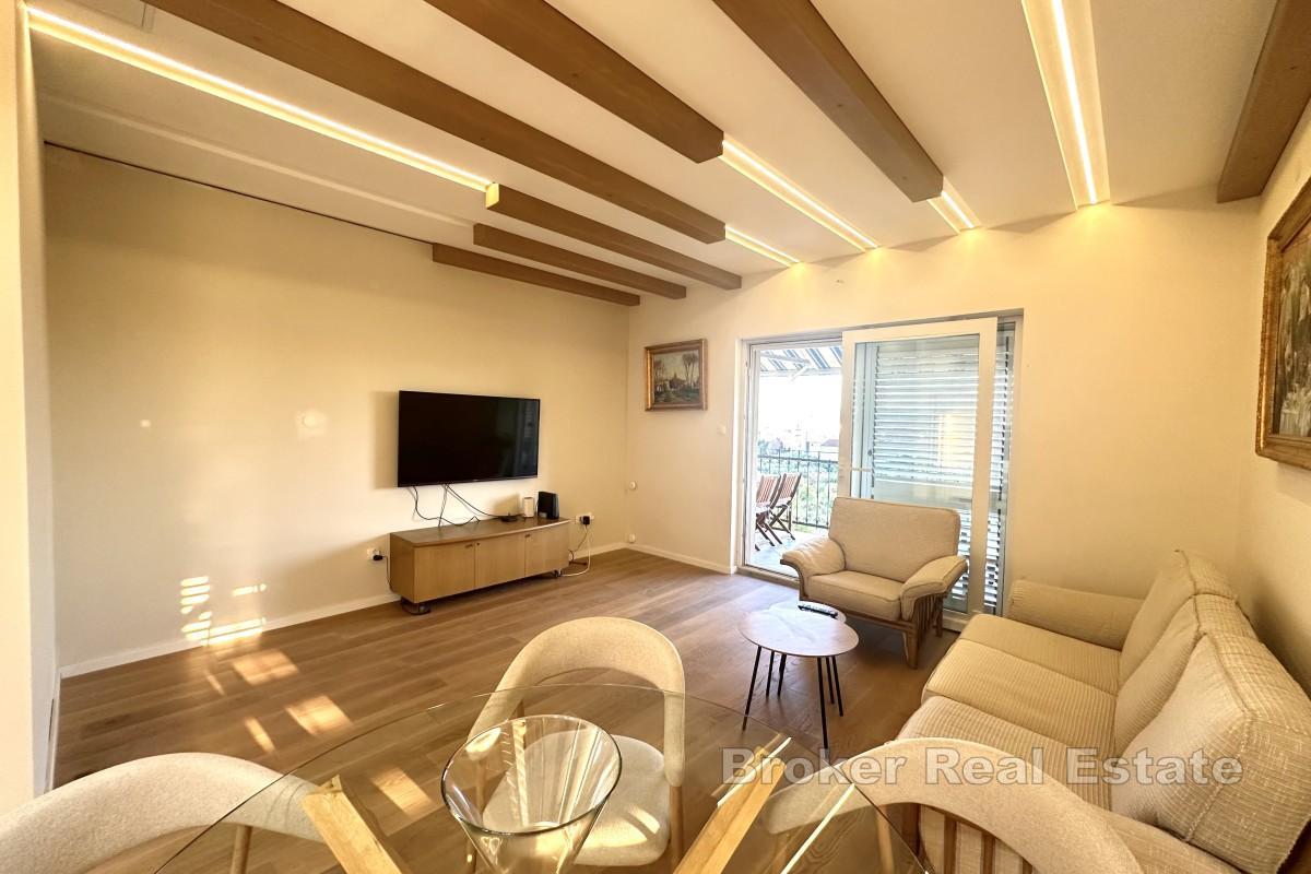 Priestranný dvojspálňový apartmán s výhľadom na more