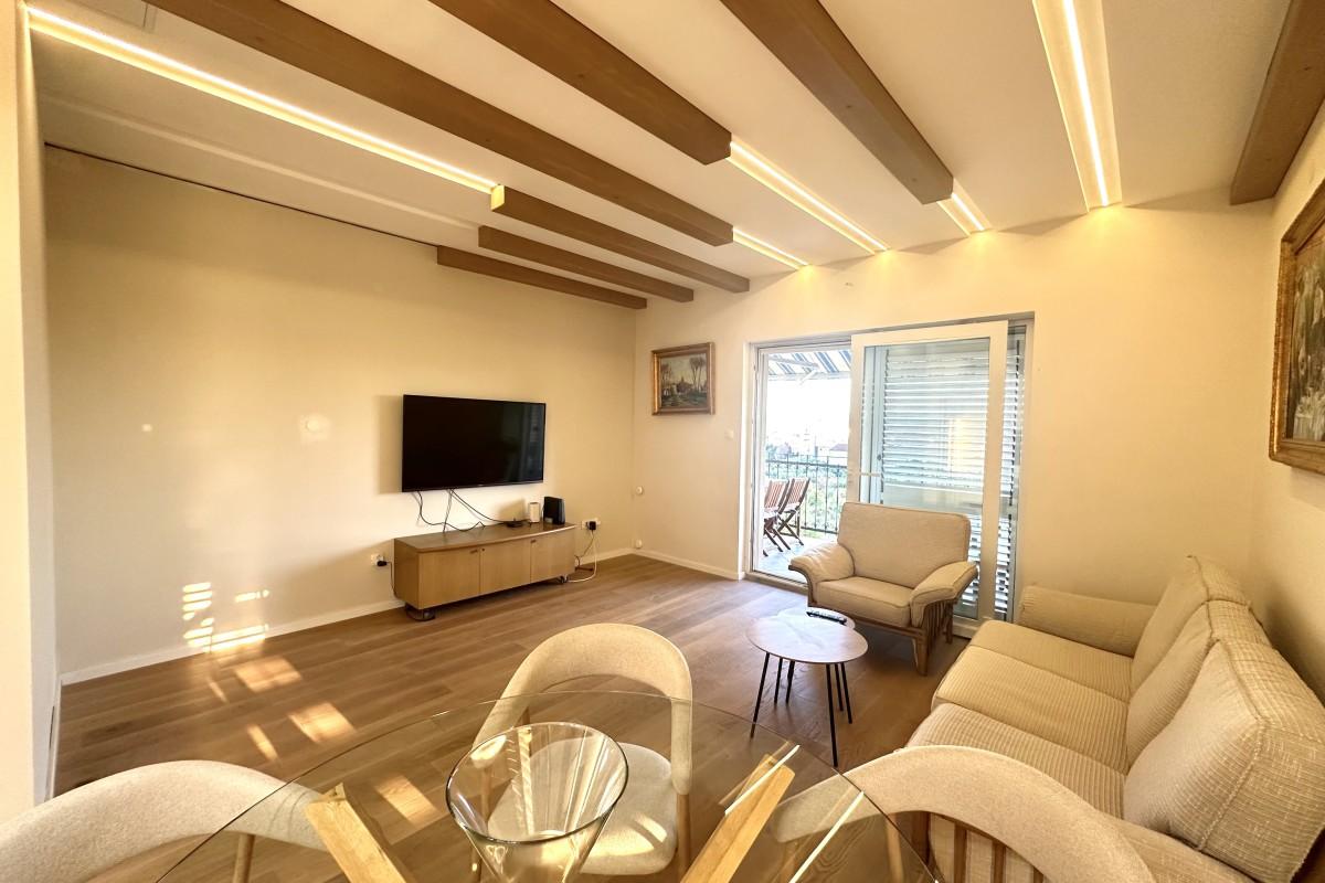 Priestranný dvojspálňový apartmán s výhľadom na more