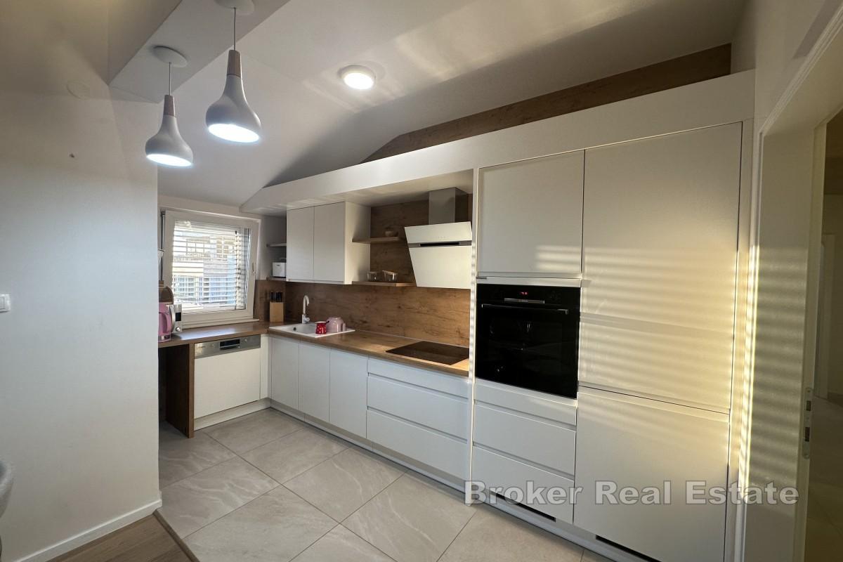 Priestranný dvojspálňový apartmán s výhľadom na more