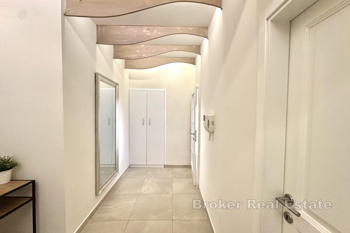 Priestranný dvojspálňový apartmán s výhľadom na more